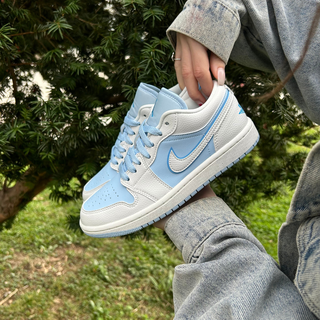 SoleKicks - Air Jordan 1 Mid SE Reverse Ice Blue - poza cu model in mana
